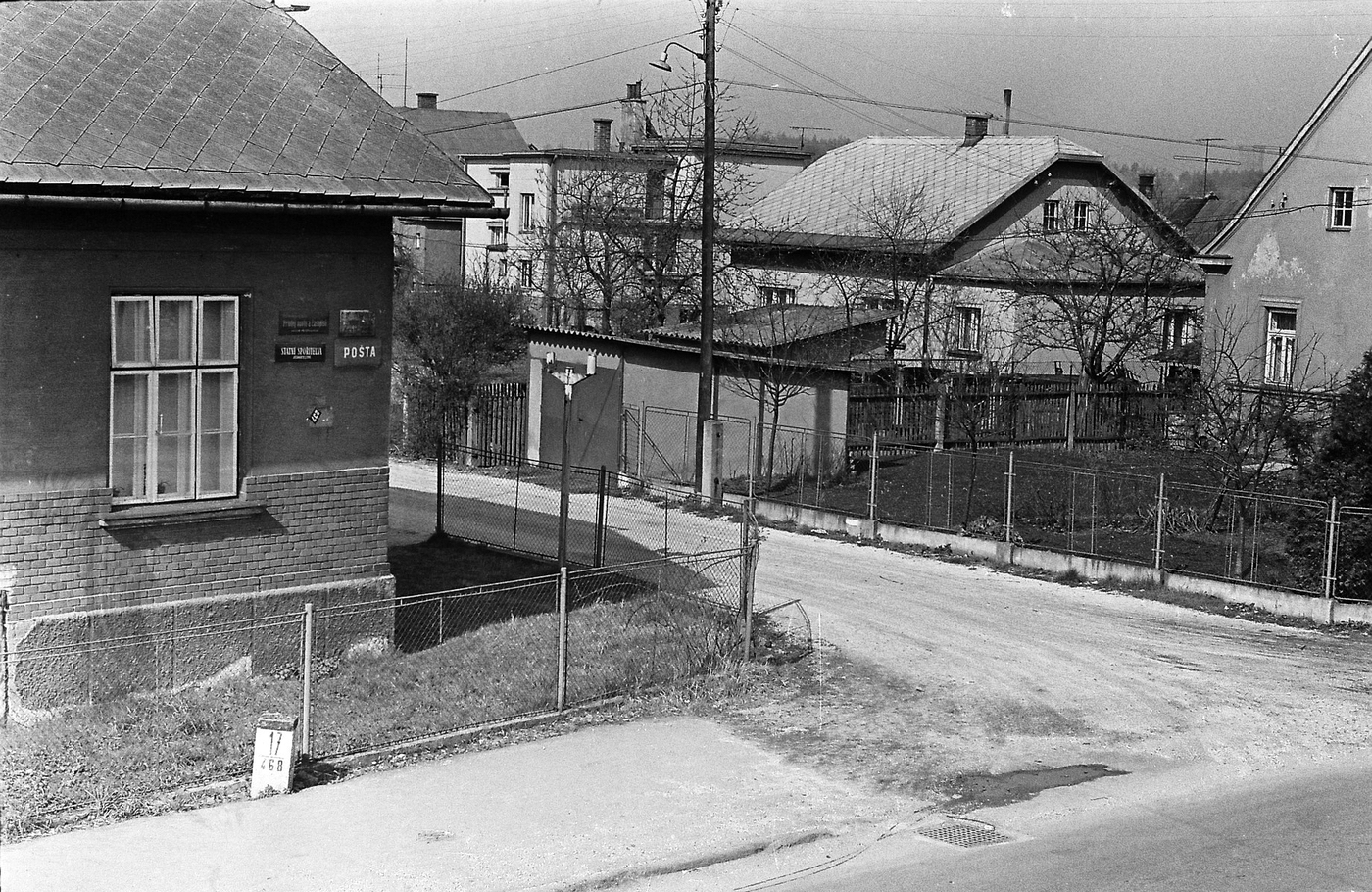 Vlevo roh domu čp. 237: Pošta a služebna Veřejné bezpečnosti v Loukách (dříve zde sídlila četnická stanice). Poslední obyvatelé: Wanecká, Šotkovský. (s laskavým svolením autora fotografie p. Bronislava Filipczyka, ze soukromé sbírky)