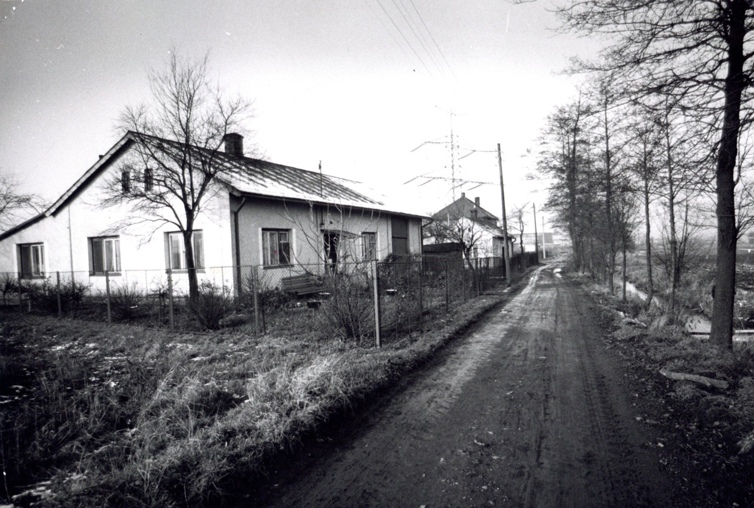 Vlevo dům čp. 240 (poslední obyvatelé: Domes V.)
