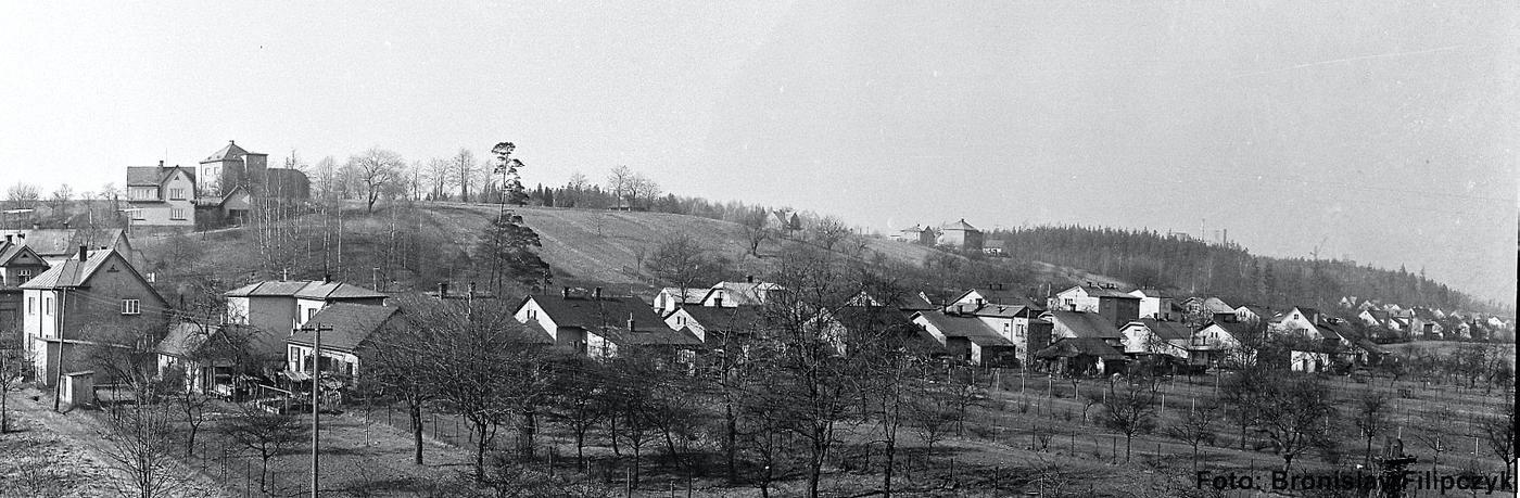 Panoramatický záběr na Kajzarovu kolonii. Zleva doprava: část Drogerie čp. 421, pak dům čp. 250, nad ním dům se štítem čp. 425, vpravo za ním pak dům čp. 511 (se svolením autora Bronislava Filipczyka, ze soukromé sbírky)