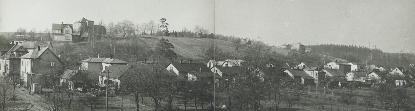 Panoramatický záběr na Kajzarovu kolonii. Zleva doprava: část Drogerie čp. 421, pak dům čp. 250, nad ním dům se štítem čp. 425, vpravo za ním pak dům čp. 511 (se svolením autora Bronislava Filipczyka, ze soukromé sbírky)