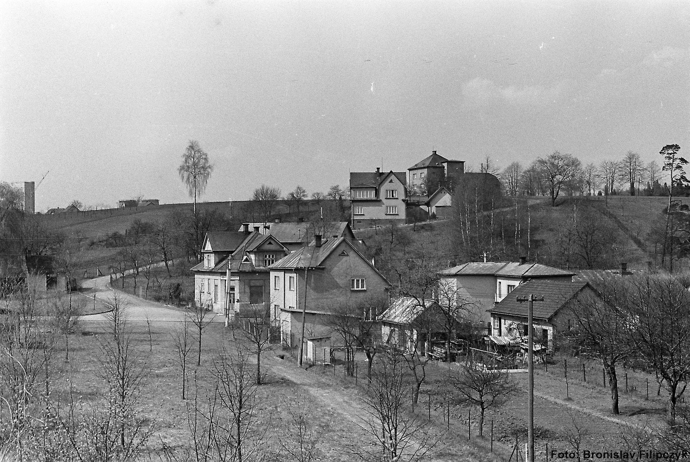 Uprostřed dole dům čp. 250 (poslední obyvatelé: Gemrot A., Vlach O.), nalevo za ním Drogerie čp. 421. Nahoře uprostřed dům se štítem čp. 425, vpravo za ním pak dům čp. 511 (se svolením autora Bronislava Filipczyka, ze soukromé sbírky)