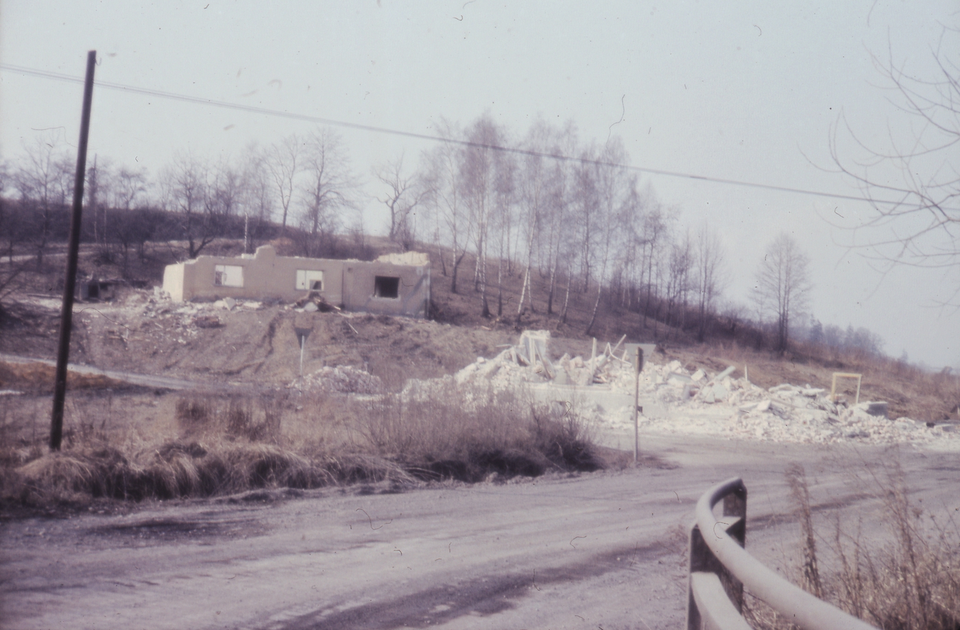 Dům čp. 421 po demolici, vzadu pozůstatky domu čp. 254 (s laskavým svolením autora fotografie p. Bronislava Filipczyka, ze soukromé sbírky)