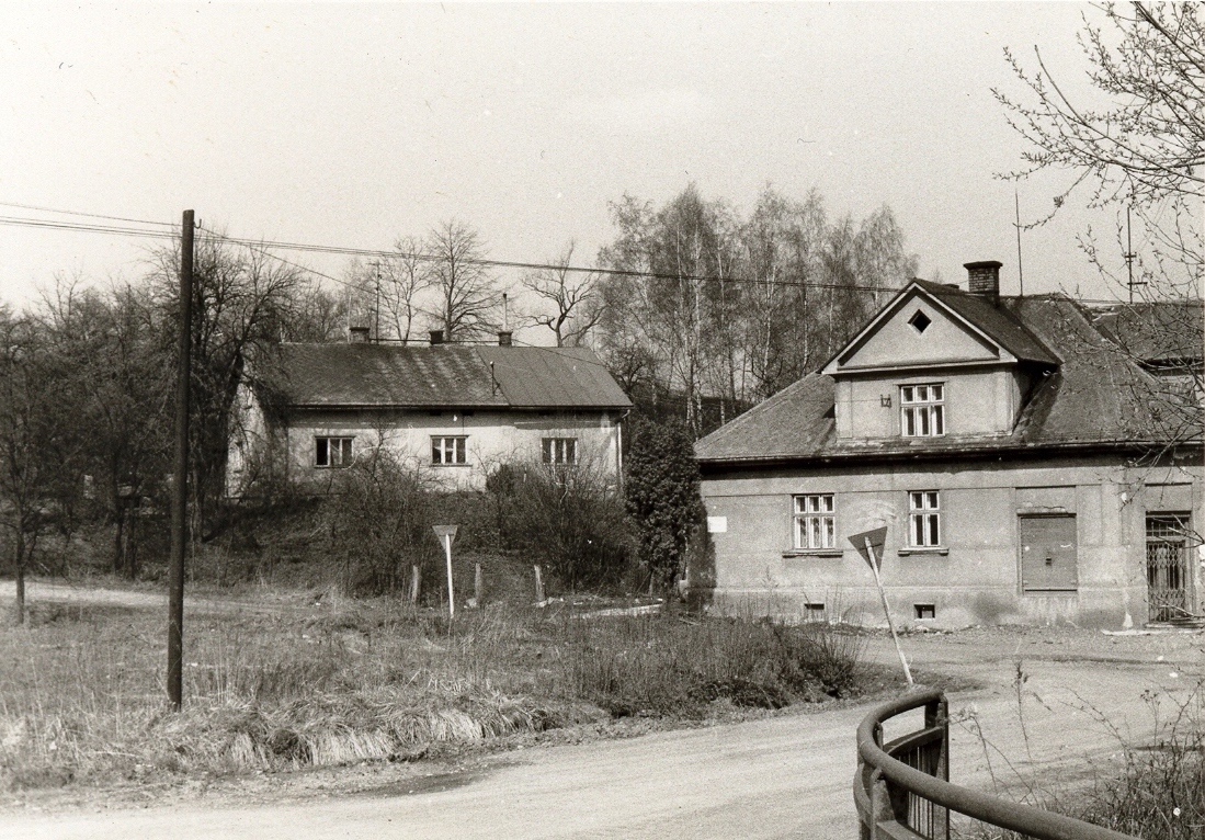 Vpravo dům čp. 421 (poslední obyvatelé: Kajzarovi), v pozadí dům čp. 254 (poslední obyvatelé: Smuž F.)