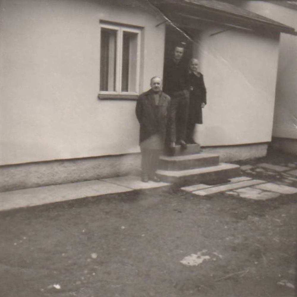 Obyvatelé domu čp. 254 po přestavbě na snímku přibližně z roku 1965 (S laskavým svolením p. Kateřiny Dědičové, ze soukromé sbírky)