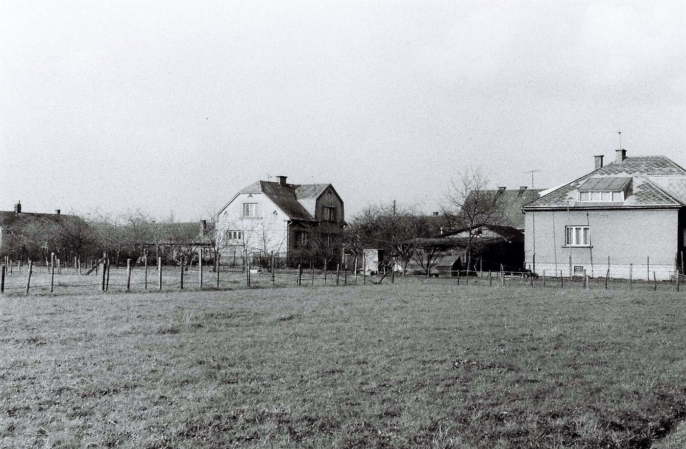 Vlevo dům čp. 26 (poslední obyvatelé: Lalurny S.), vpravo pak část domu čp. 556 (s laskavým svolením autora fotografie p. Bronislava Filipczyka, ze soukromé sbírky)