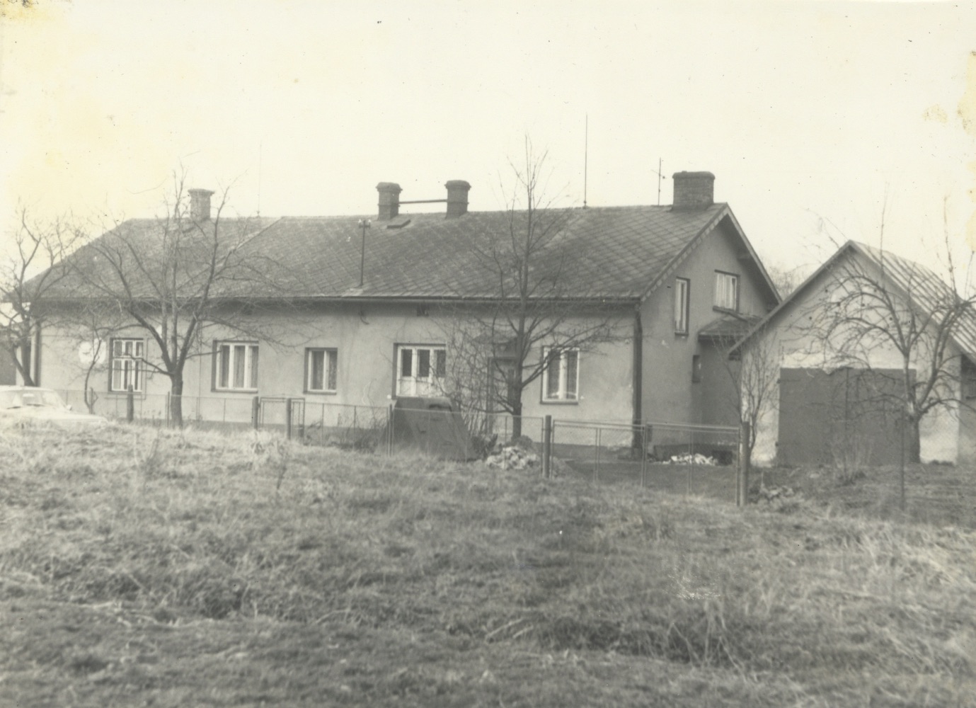 Dům čp. 272 (poslední obyvatelé: rodina Králíková) a čp. 438 (poslední obyvatelé: rodina Stavarská)