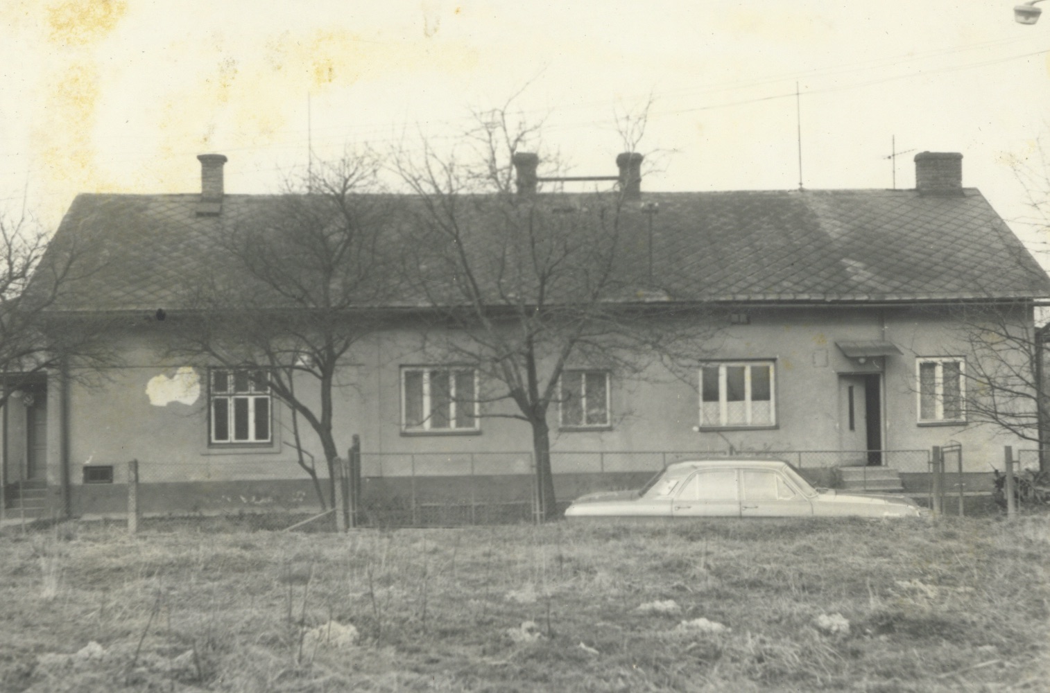 Dům čp. 272 (poslední obyvatelé: rodina Králíková) a čp. 438 (poslední obyvatelé: rodina Stavarská)