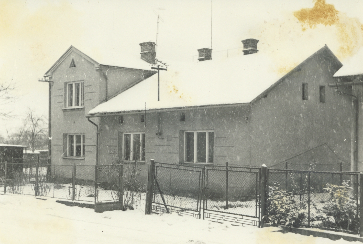 Dům čp. 275, 401 (poslední obyvatelé: Walek A.) na fotografii z roku 1977