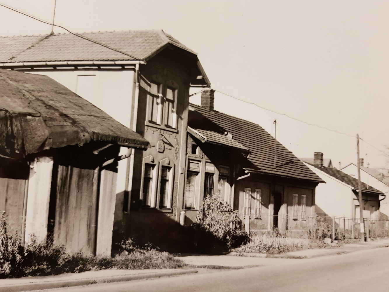 Dům čp. 276: Čistírna, Obnova (poslední obyvatelé: Pawlikovi). Následující světlý dům vpravo: čp. 18