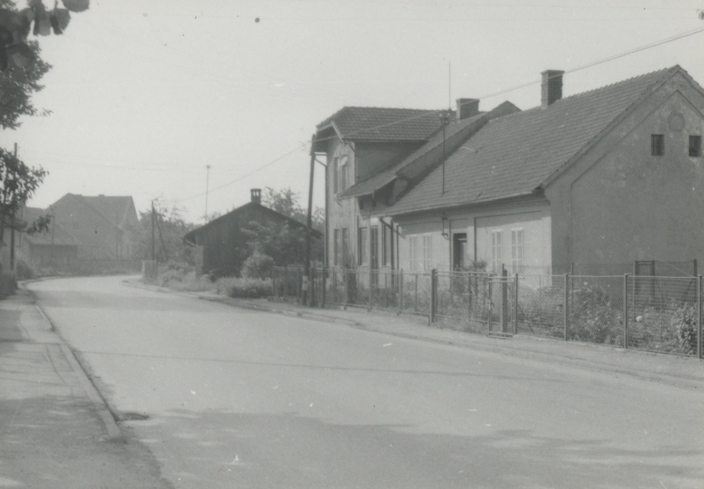 Vpravo dům čp. 276 (Čistírna) na snímku z roku 1986. Se svolením p. Vladislava O., ze soukromé sbírky.