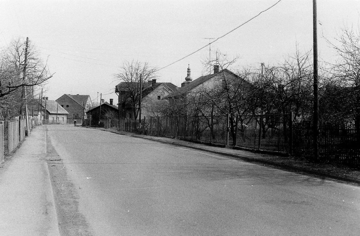 Na pravé straně silnice dům čp. 238, za ním průčelí domu čp. 18 a za ním část domu čp. 276: Čistírna (se svolením autora fotografie p. Bronislava Filipczyka, ze soukromé sbírky)