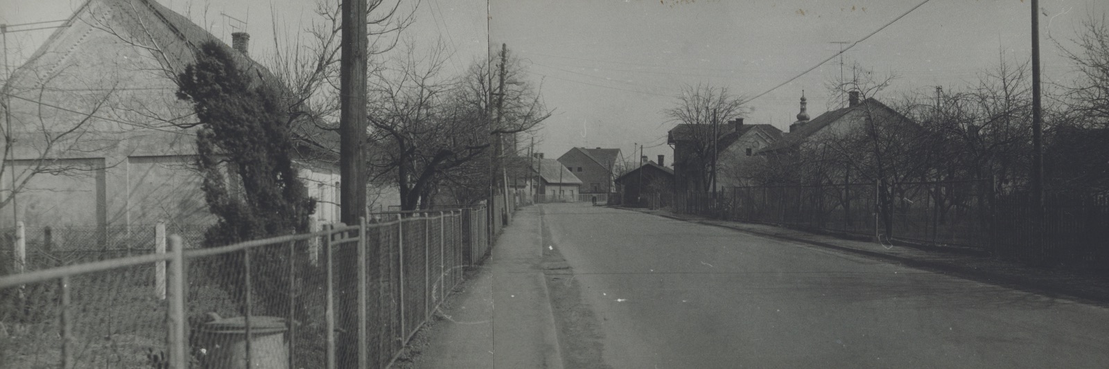 Na pravé straně silnice dům čp. 238, za ním průčelí domu čp. 18 a za ním část domu čp. 276: Čistírna (se svolením autora fotografie p. Bronislava Filipczyka, ze soukromé sbírky)