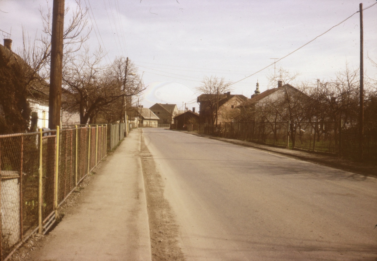 Na pravé straně silnice dům čp. 238, za ním žluté průčelí domu čp. 18 a za ním část domu čp. 276: Čistírna (se svolením autora fotografie p. Bronislava Filipczyka, ze soukromé sbírky)