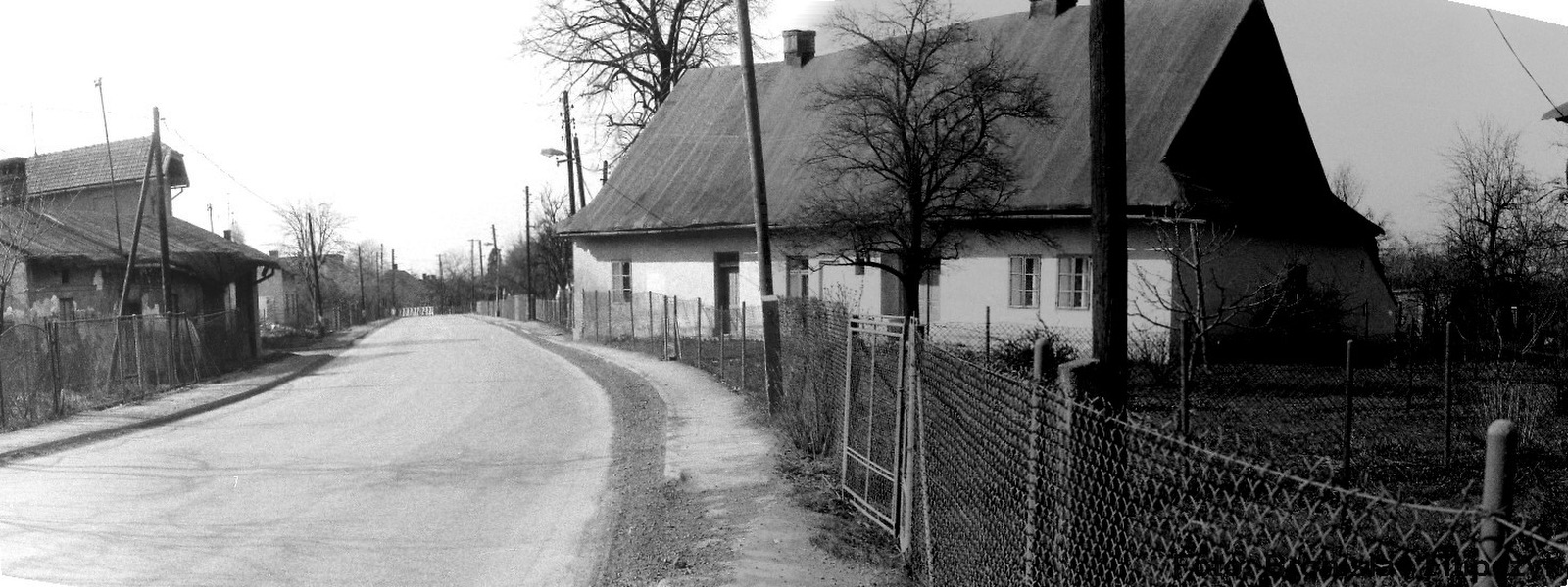 Vlevo dům čp. 276 (Čistírna), vpravo dům čp. 19 (se svolením autora fotografie p. Bronislava Filipczyka, ze soukromé sbírky)