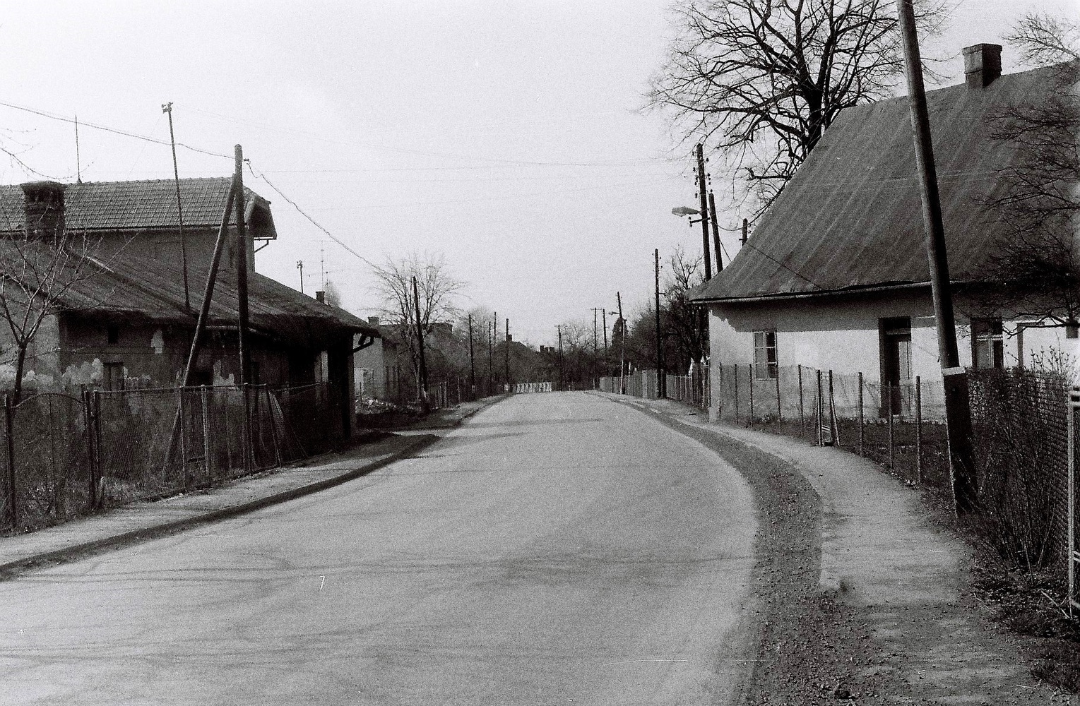 Vlevo dům čp. 276 (Čistírna), vpravo dům čp. 19 (se svolením autora fotografie p. Bronislava Filipczyka, ze soukromé sbírky)