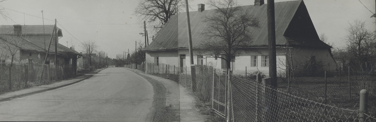 Vlevo dům čp. 276 (Čistírna), vpravo dům čp. 19 (se svolením autora fotografie p. Bronislava Filipczyka, ze soukromé sbírky)