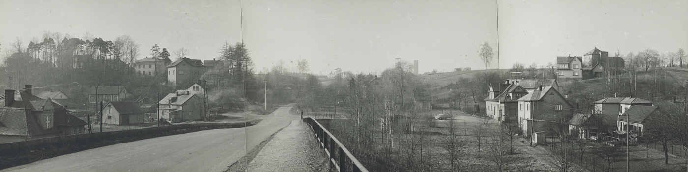 Levá část panoramatického snímku směrem doprava: budova pošty čp. 337, za ní bílý štít se střechou domu čp. 45, podélně orientovaný dům s orámovanými okny čp. 221, stodola a dům čp. 28, za ním světlý štít domu čp. 82, nad ním pak dům čp. 171 a po jeho levé straně dům čp. 172, po pravé pak dům čp. 116 (se souhlasem autora fotografie p. Bronislava Filipczyka, ze soukromé sbírky)