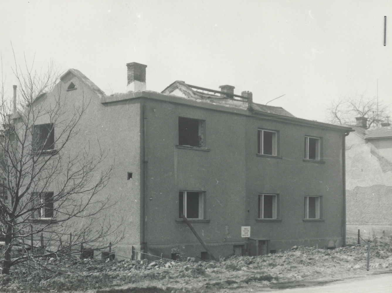 Dům čp. 280 (poslední obyvatelé: Hanzel E., Karpeta K. + M.) a čp. 579 (poslední obyvatelé: Gemrot A. + V.) - stav v květnu 1981
