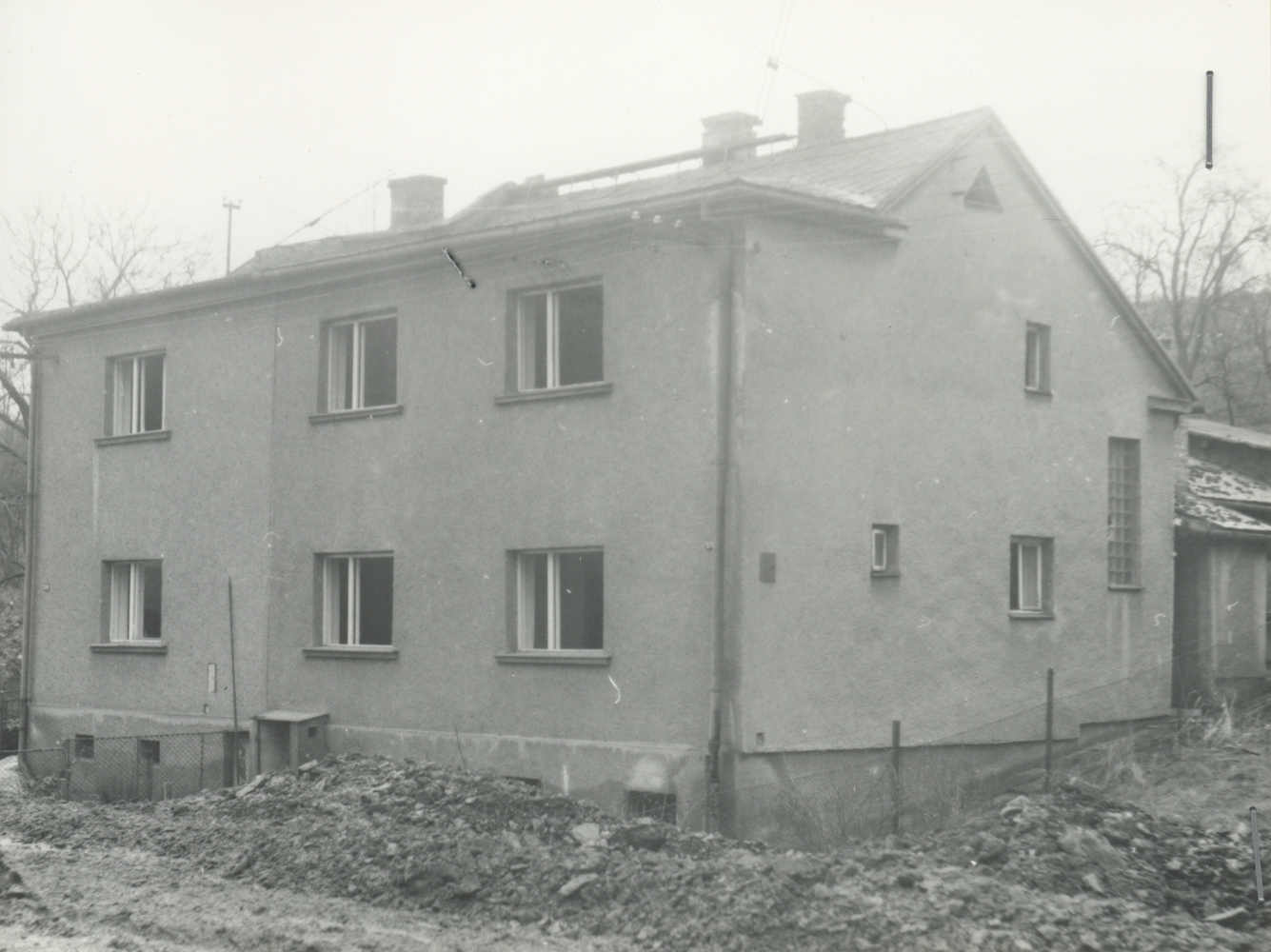 Dům čp. 280 (poslední obyvatelé: Hanzel E., Karpeta K. + M.) a čp. 579 (poslední obyvatelé: Gemrot A. + V.) - stav v květnu 1981