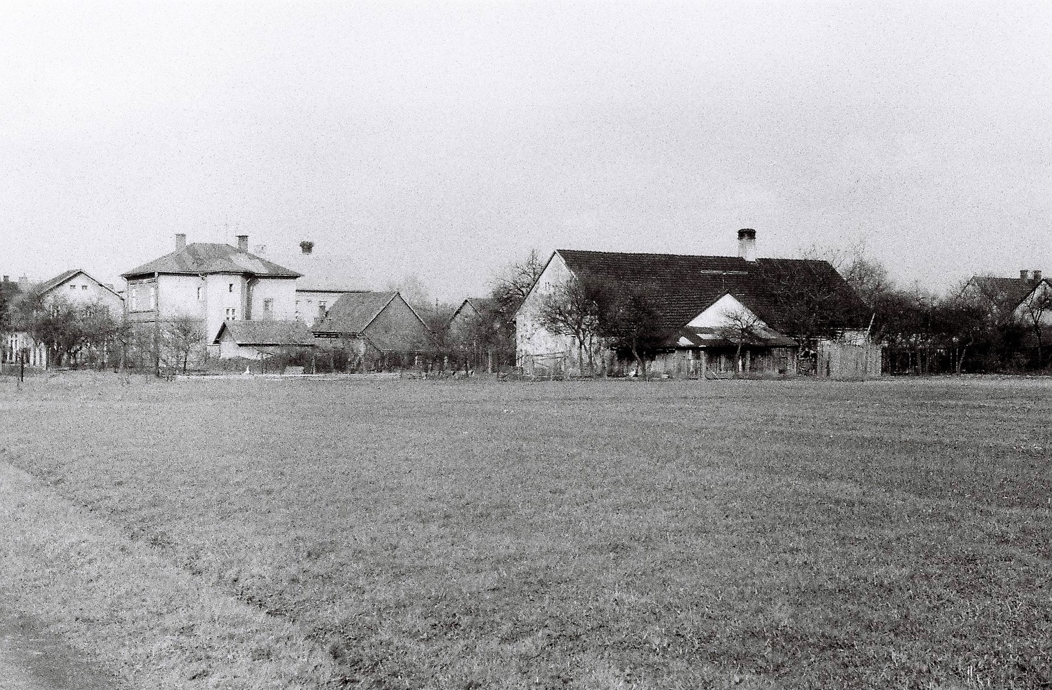 Vlevo budova Farního úřadu v Loukách čp. 29 (se svolením autora fotografie p. Bronislava Filipczyka, ze soukromé sbírky)