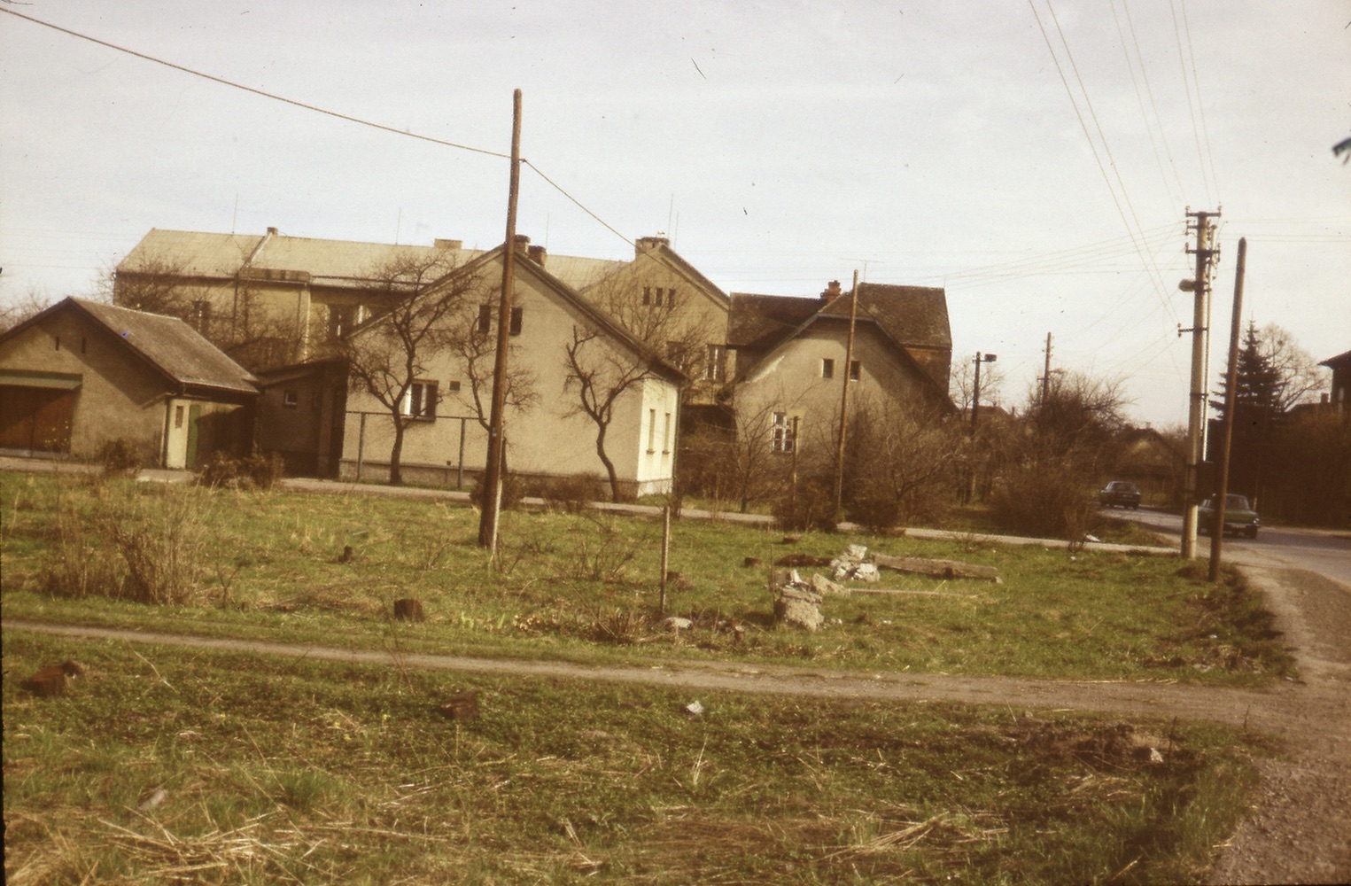 Vlevo dům čp. 298 (poslední obyvatelé: Palaczyk E., Noszkovi), za ním dům čp. 179 a v pozadí budova polské školy (se svolením autora fotografie p. Bronislava Filipczyka, ze soukromé sbírky)