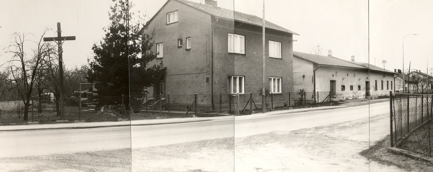 Zleva dům čp. 125 (poslední obyvatelé: Filipczyk J.), za ním budova Kina čp. 3 (poslední obyvatelé: Urbanek, Waloszek E.)