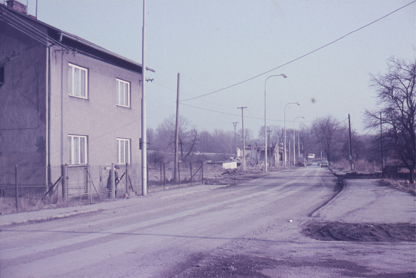 Vlevo dům čp. 125, vpravo parcela po demolici budovy Kina čp. 3 (s laskavým svolením autora fotografie p. Bronislava Filipczyka, ze soukromé sbírky)