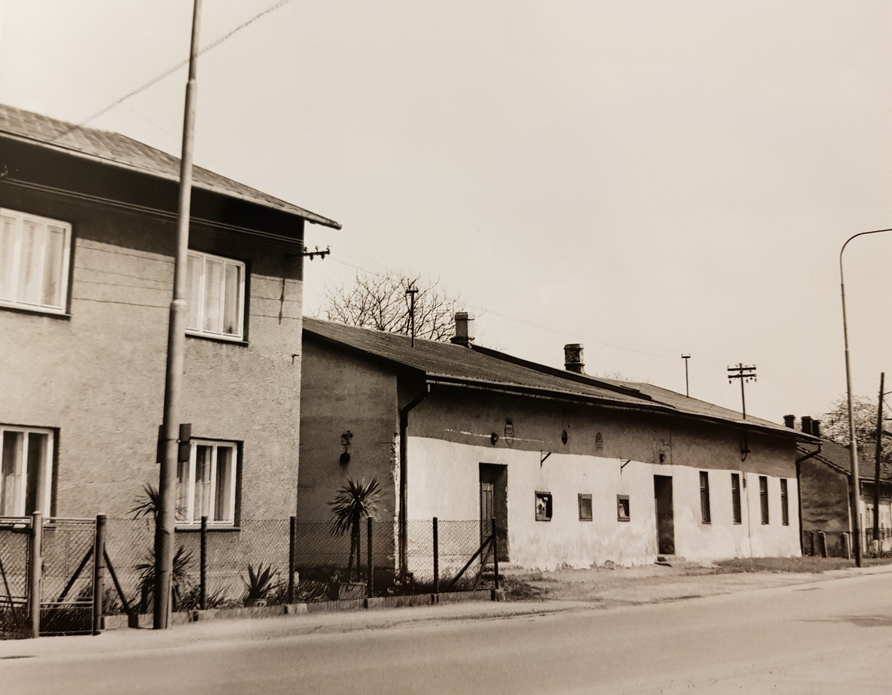 Vlevo dům čp. 125, vpravo budova Kina čp. 3 (poslední obyvatelé: Urbanek, Waloszek E.)
