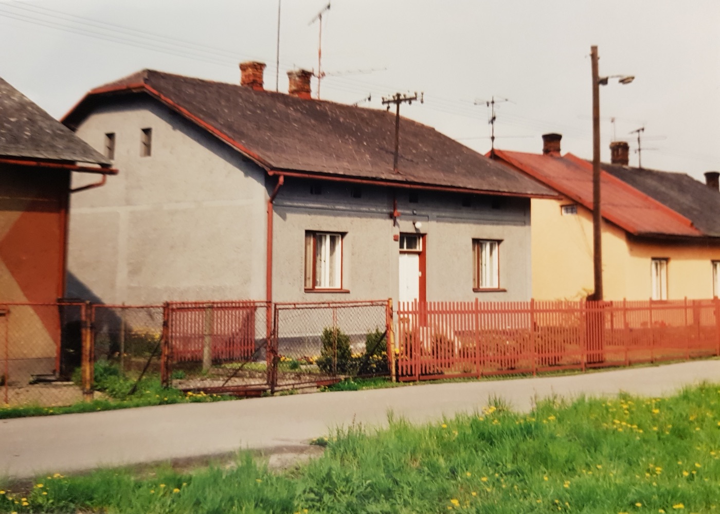 Uprostřed šedý dům čp. 302 (poslední obyvatelé: Raszyk A., Ociskovi), vpravo pak část domu čp. 320, 556