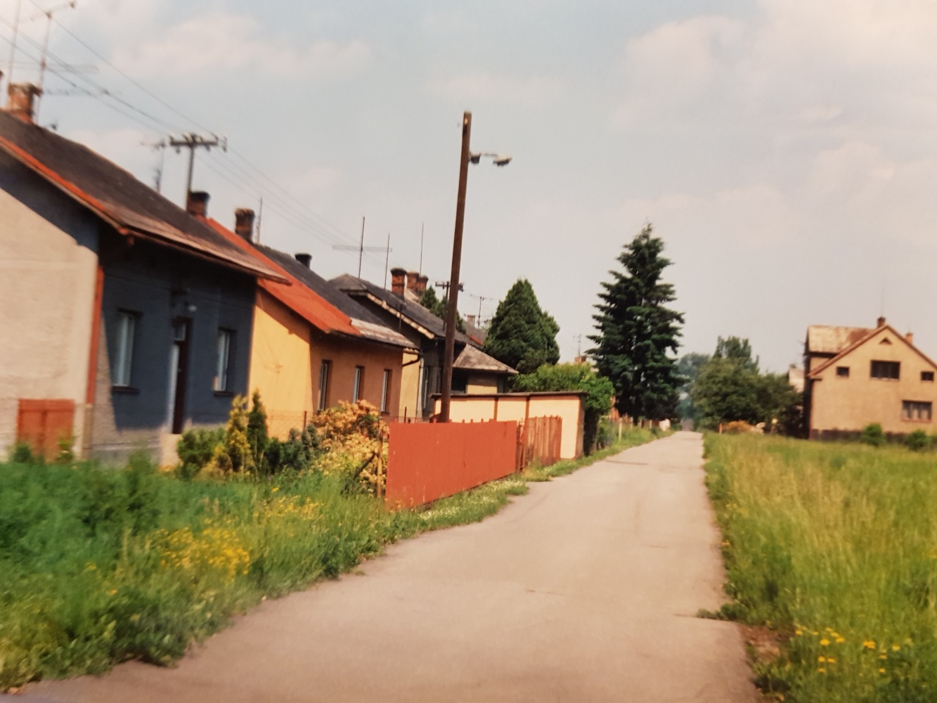 Zleva dům čp. 302 (poslední obyvatelé: Raszyk A., Ociskovi), dále dům čp. 320, 556 a dům čp. 345. Vpravo za cestou pak dům čp. 562