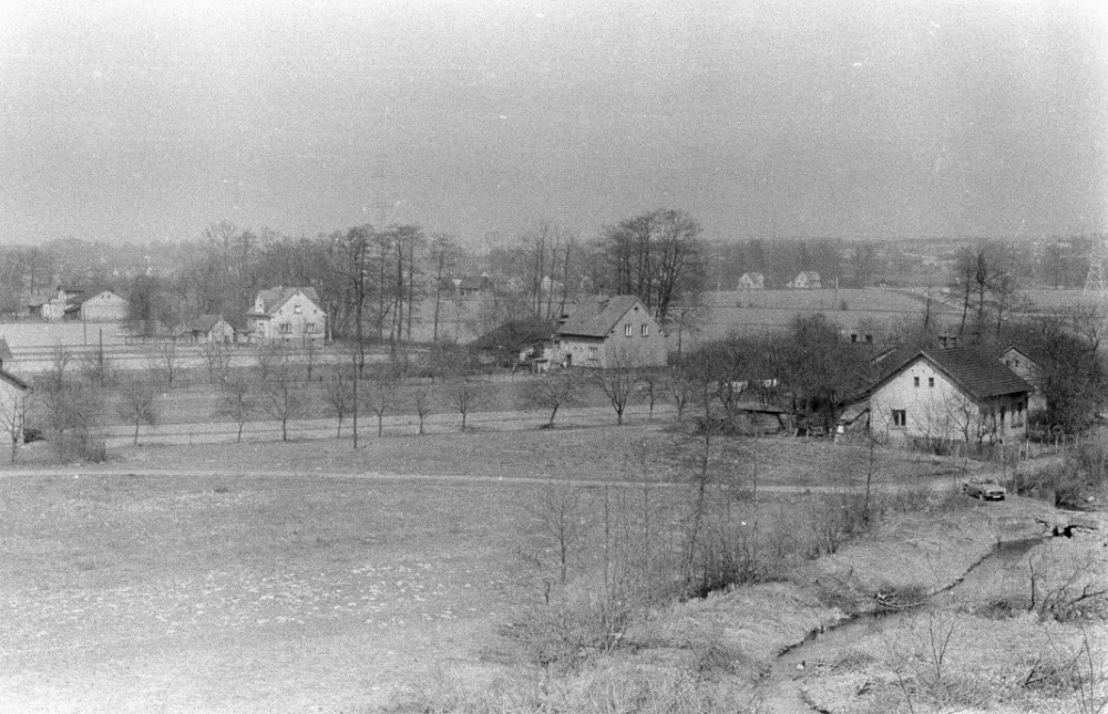 Výsek z panoramatického snímku části obce Stavky (Stovky) z roku 1979. Světlý dům vpravo: čp. 305 (poslední obyvatelé: Kučerová E.), nalevo od něj následuje dům čp. 500 (těsně za ním dům čp. 208), dům čp. 508 a nejvzdálenější dům čp. 127 (se souhlasem autora fotografie p. Bronislava Filipczyka, ze soukromé sbírky)