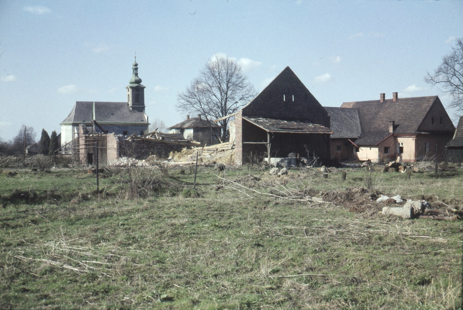 Demolice stodoly u domu čp. 31 vpravo (poslední obyvatelé: Křistek J.). V pozadí kostel sv. Barbory a budova farního úřadu čp. 29 (se svolením autora fotografie p. Bronislava Filipczyka, ze soukromé sbírky)