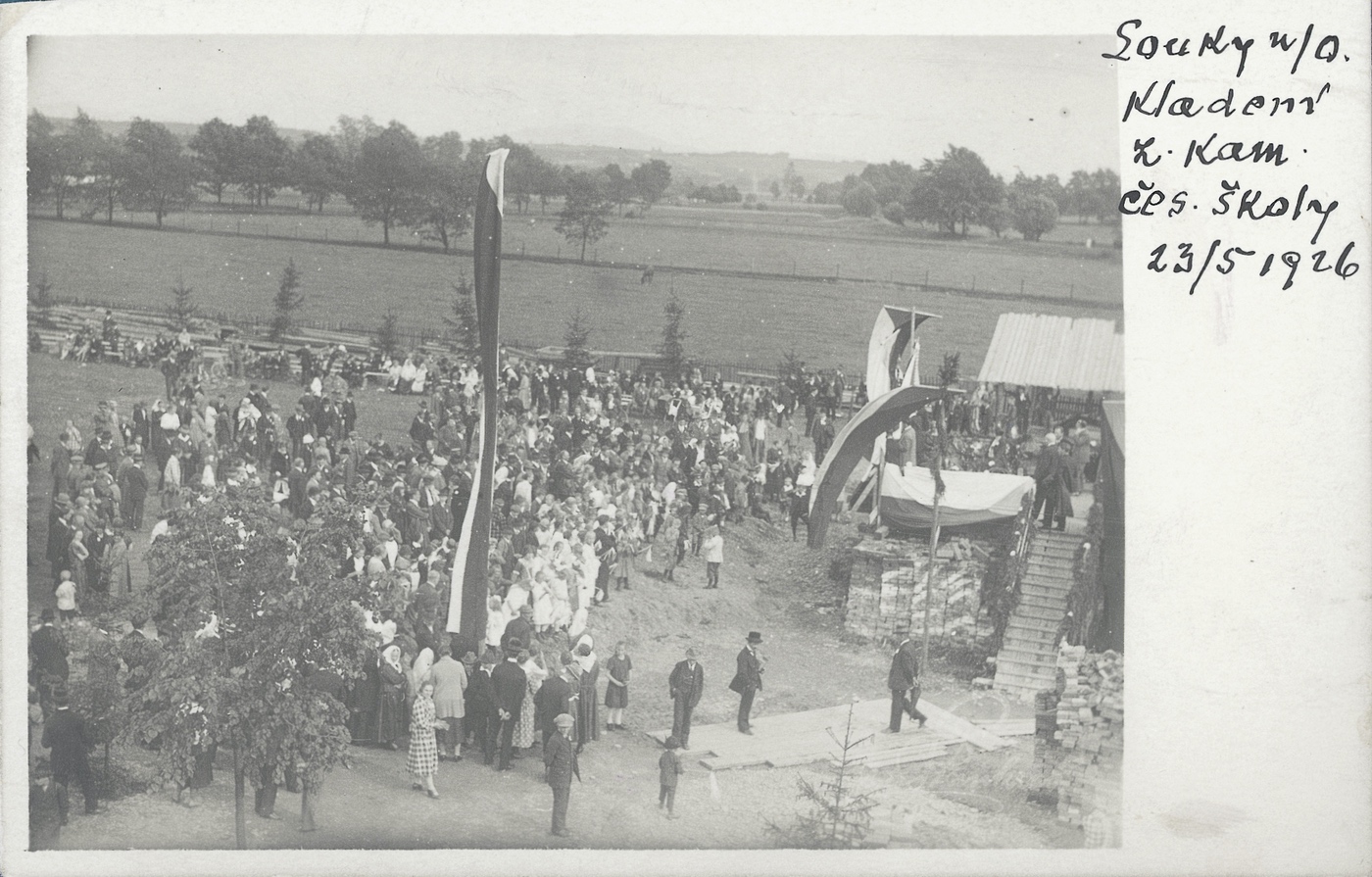 Záběr ze slavnostního položení základního kamene nové české školy v Loukách, konaného dne 23. května 1926