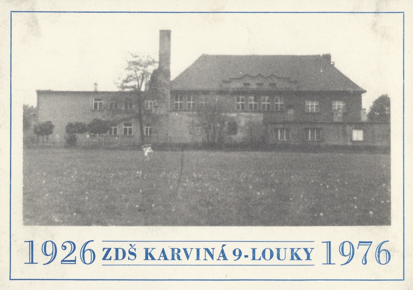 Budova české školy v Loukách (čp. 319) na dobové pohlednici, k padesátému výročí vzniku (1976)