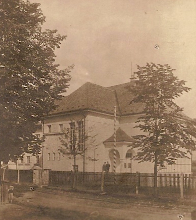 Budova české školy v Loukách (čp. 319)
