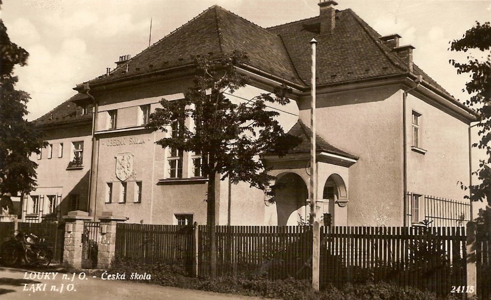 Nová česká škola v Loukách (čp. 319) byla slavnostně otevřena dne 3. července 1927 a začalo se v ní vyučovat 1. září 1927