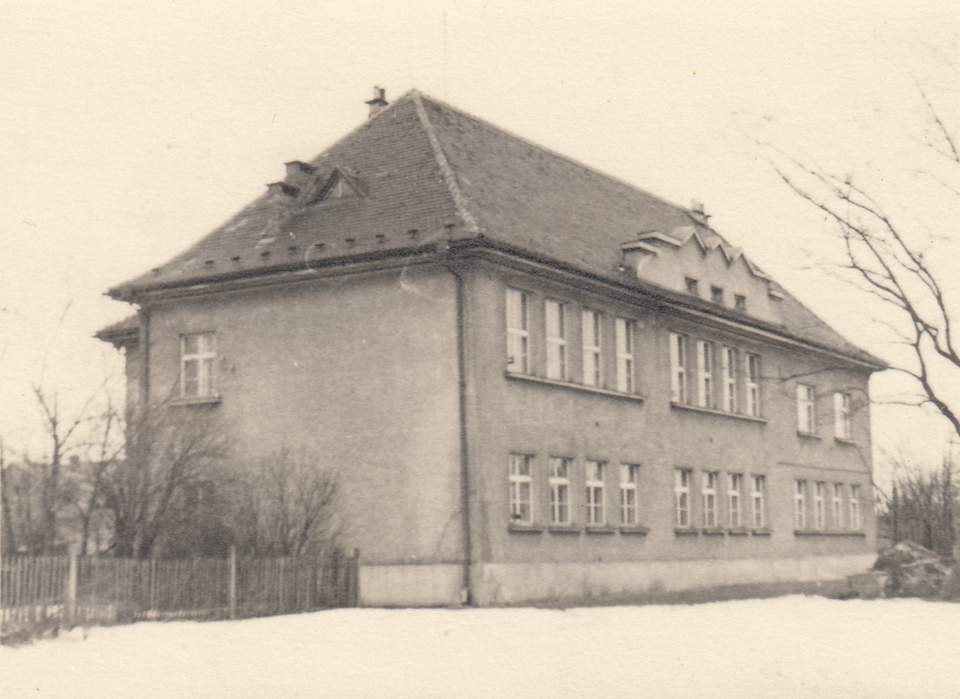 Budova české školy v Loukách (čp. 319) na fotografii z roku 1956