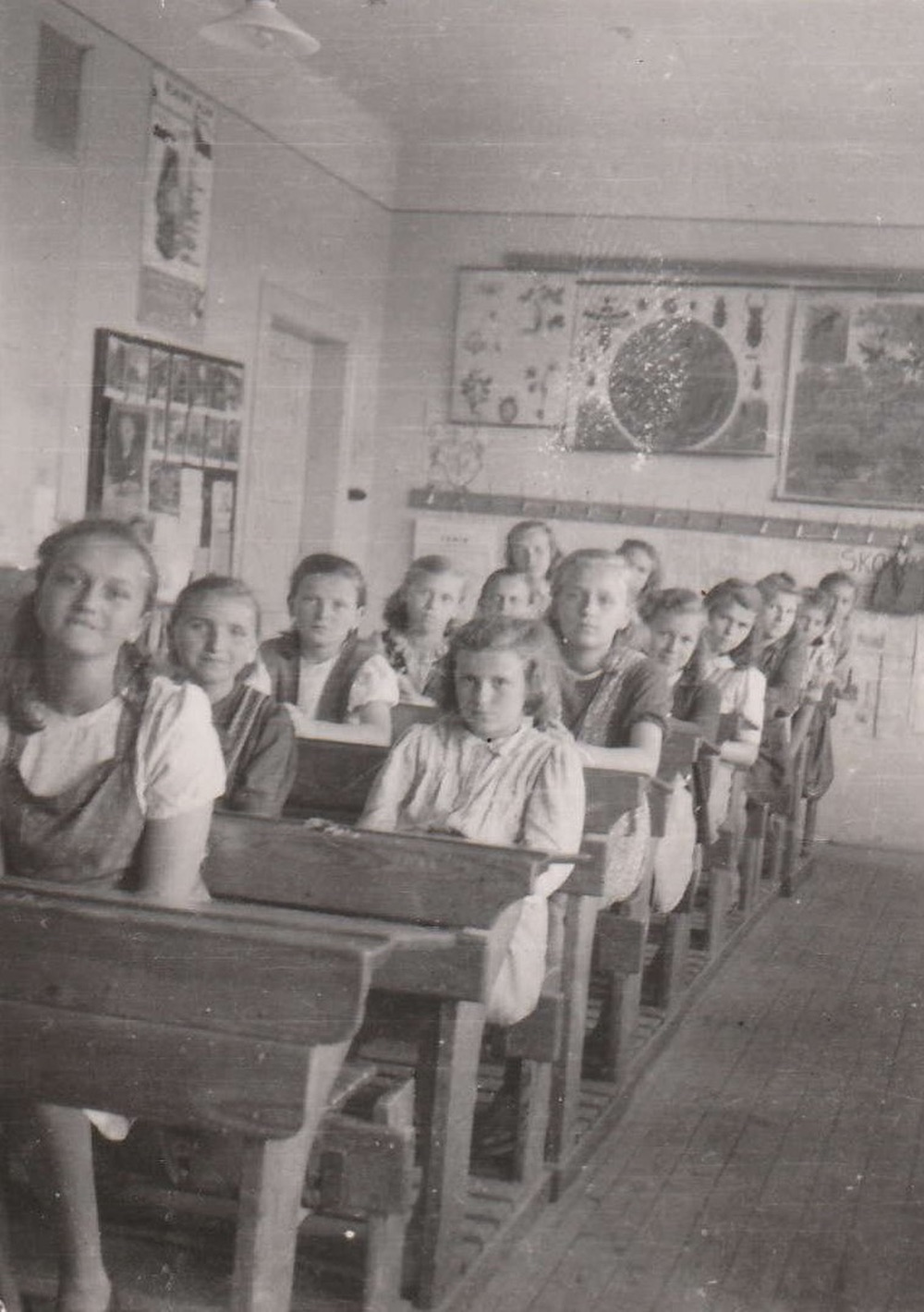Žákyně obecné školy v Loukách... (S laskavým svolením p. Kateřiny Dědičové, ze soukromé sbírky)