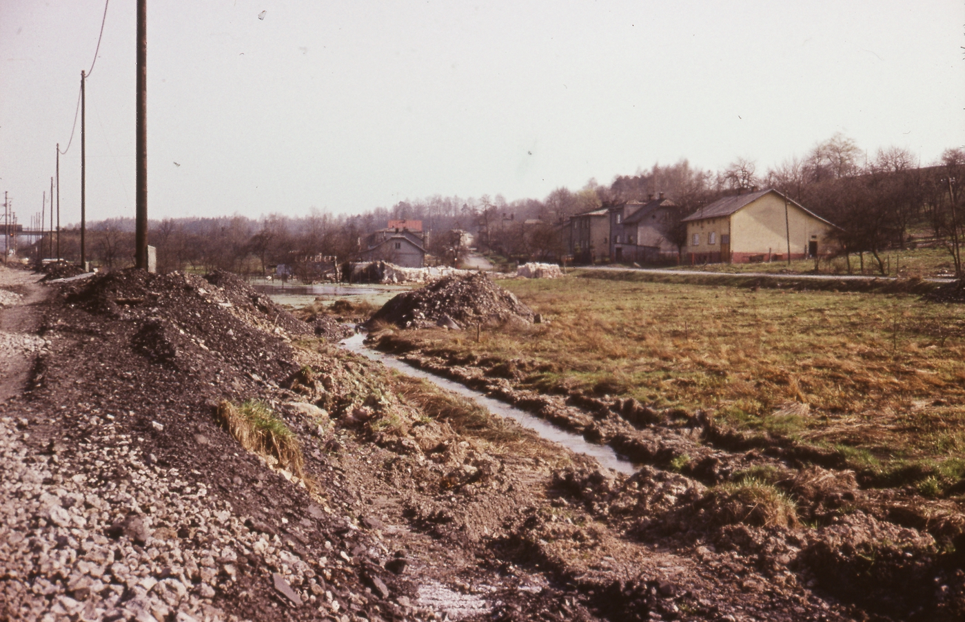 Pohled na Kajzarovu kolonii. Vpravo žlutý dům čp. 311, následují domy čp. 329, 528 a čp. 280, 579. První dům na levé straně ulice: čp. 285 (se souhlasem autora fotografie, p. Bronislava Filipczyka, ze soukromé sbírky)