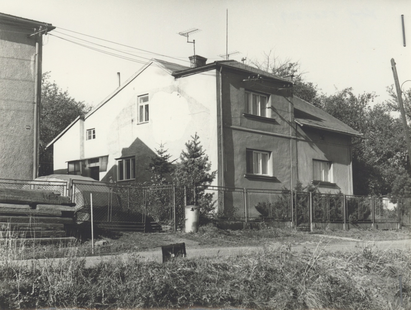 Dům čp. 329 (poslední obyvatelé: Gemrot R., Coufal) a 528 (poslední obyvatelé: Gemrotová Š., Witosz)