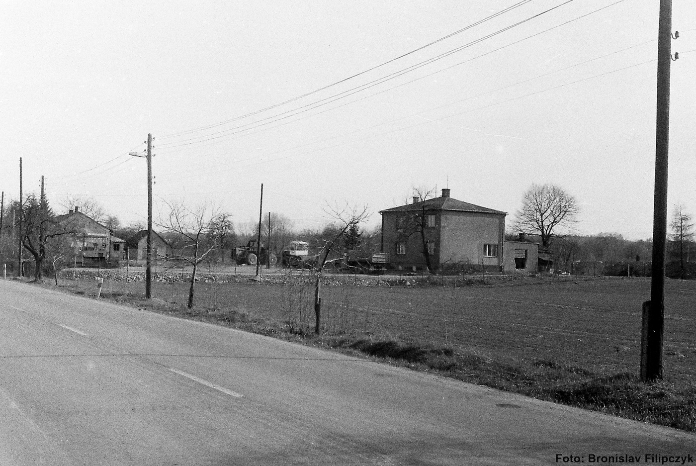 Vpravo dům čp. 330, poslední obyvatelé: Kokotek J., Feber R. (se souhlasem autora fotografie p. Bronislava Filipczyka, ze soukromé sbírky)