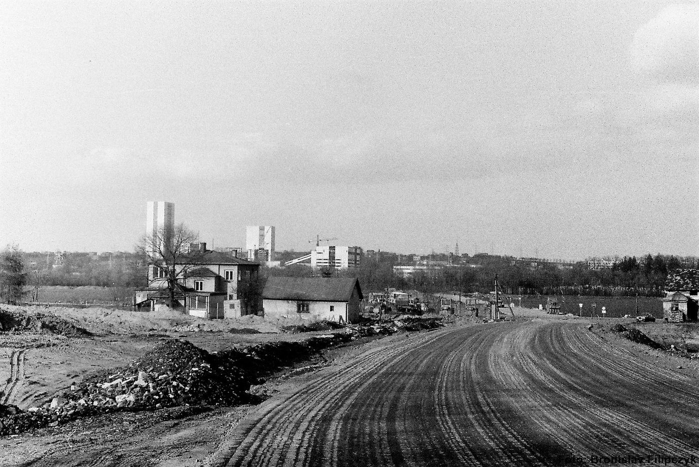 Vlevo dům čp. 330, poslední obyvatelé: Kokotek J., Feber R. (se souhlasem autora fotografie p. Bronislava Filipczyka, ze soukromé sbírky)
