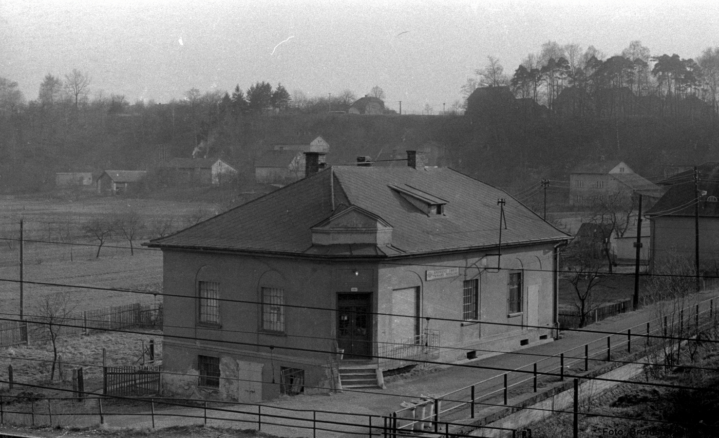 Obchod smíšeným zbožím čp. 261 (poslední obyvatelé: Tichý), vpravo část budovy pošty čp. 337 (se svolením autora p. Bronislava Filipczyka, ze soukromé sbírky)