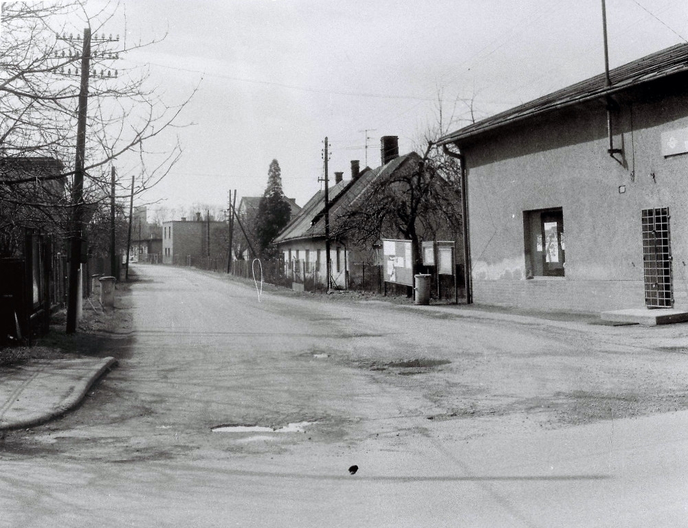 Vpravo část obchodu čp. 35, za ním dům čp. 100 (s laskavým svolením autora fotografie p. Bronislava Filipczyka, ze soukromé sbírky)