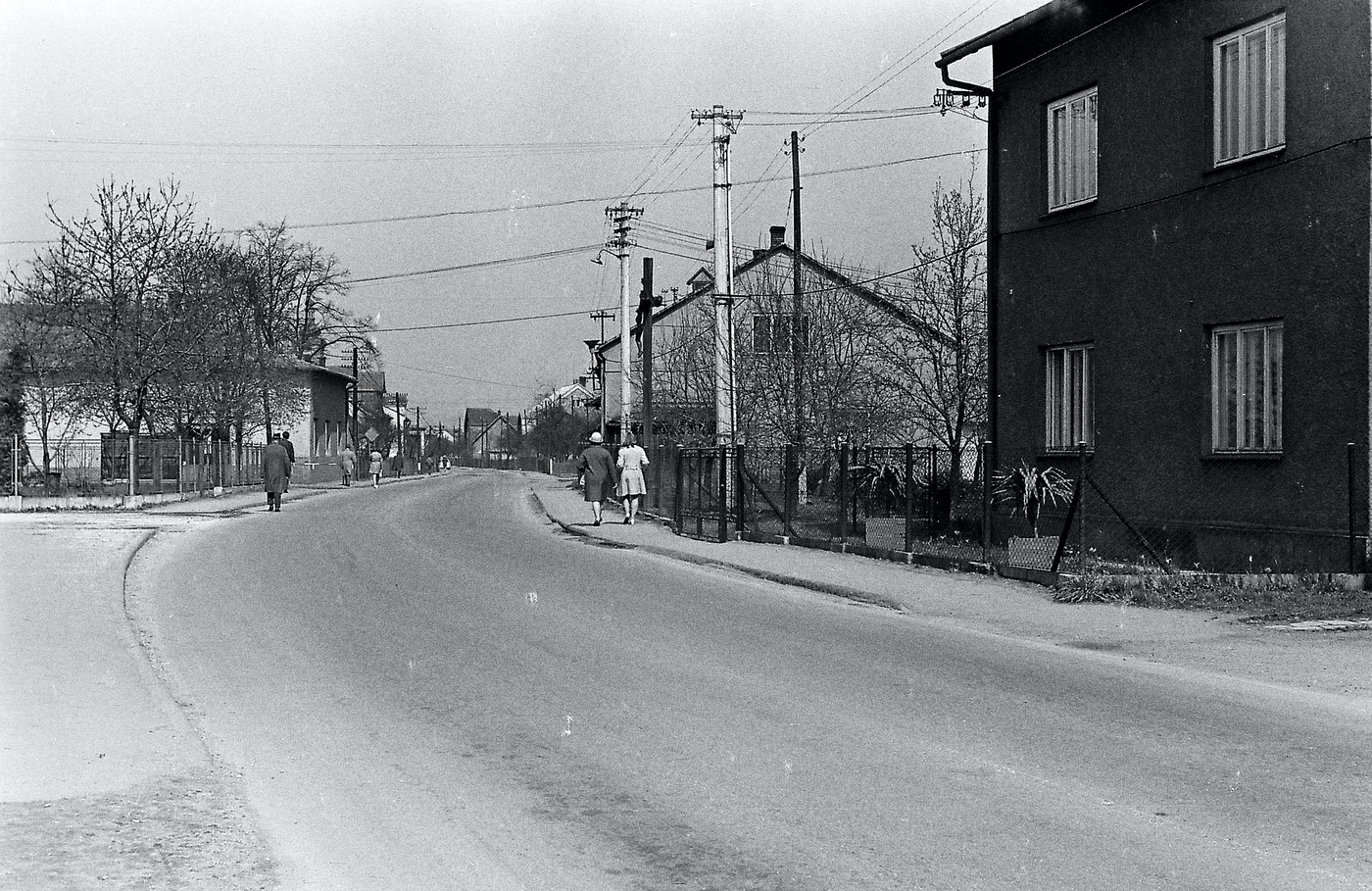 Vlevo za stromy obchod čp. 35, úplně vpravo část domu čp. 125, za ním dům čp. 83 (s laskavým svolením autora fotografie p. Bronislava Filipczyka, ze soukromé sbírky)