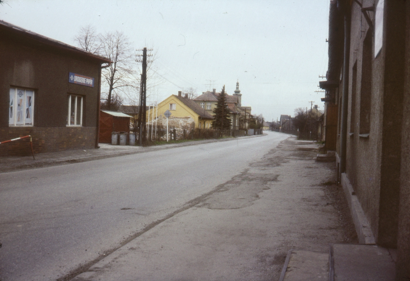 Vlevo část obchodu čp. 35, za ním žlutý dům čp. 148 (s laskavým svolením autora fotografie p. Bronislava Filipczyka, ze soukromé sbírky)