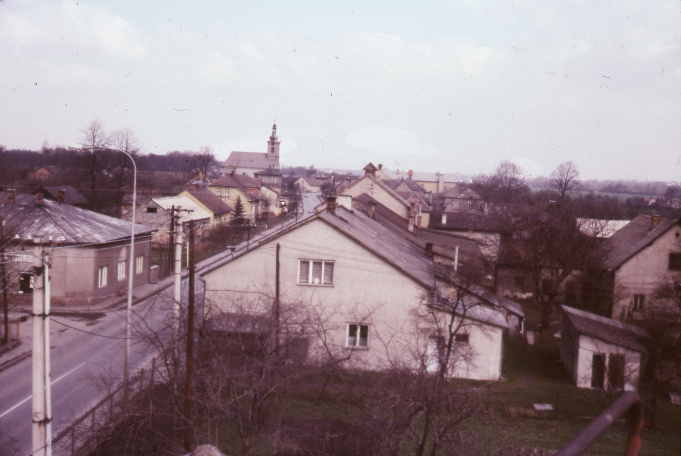Vlevo dole obchod čp. 35, vpravo dům čp. 83 (s laskavým svolením autora fotografie p. Bronislava Filipczyka, ze soukromé sbírky)