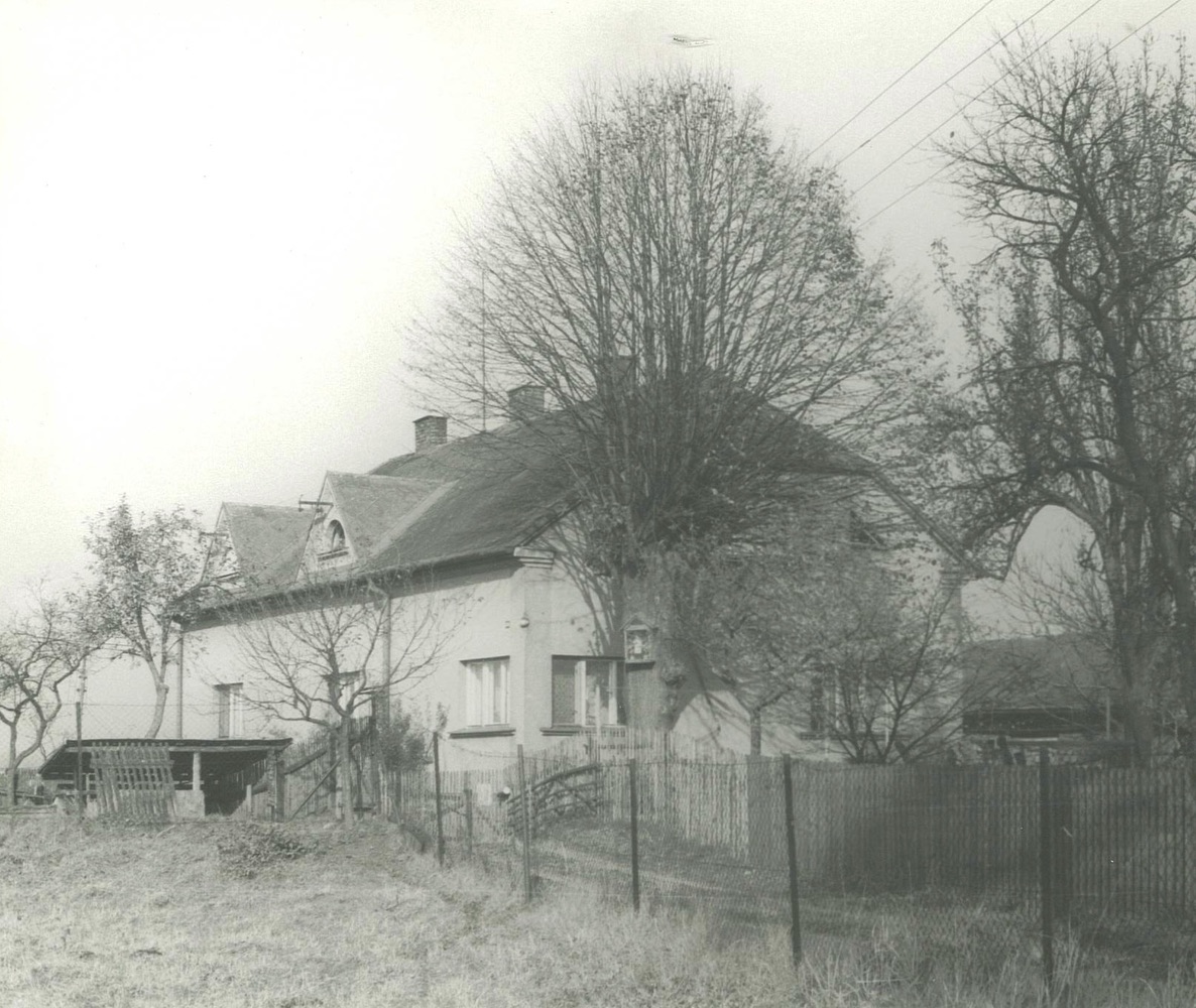 Dům čp. 354 (levá část), 355 (pravá část): poslední obyvatelé: Ciupa Josef, Ciupa Jan. (Fotografie poskytla p. Zatloukalová (roz.Ciupová), s přispěním p. Roberta Rottera)