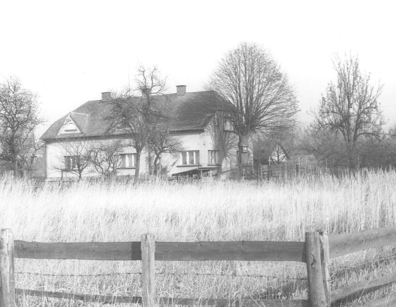 Dům čp. 354 (levá část), 355 (pravá část): poslední obyvatelé: Ciupa Josef, Ciupa Jan. (Fotografie poskytla p. Zatloukalová (roz.Ciupová), s přispěním p. Roberta Rottera)