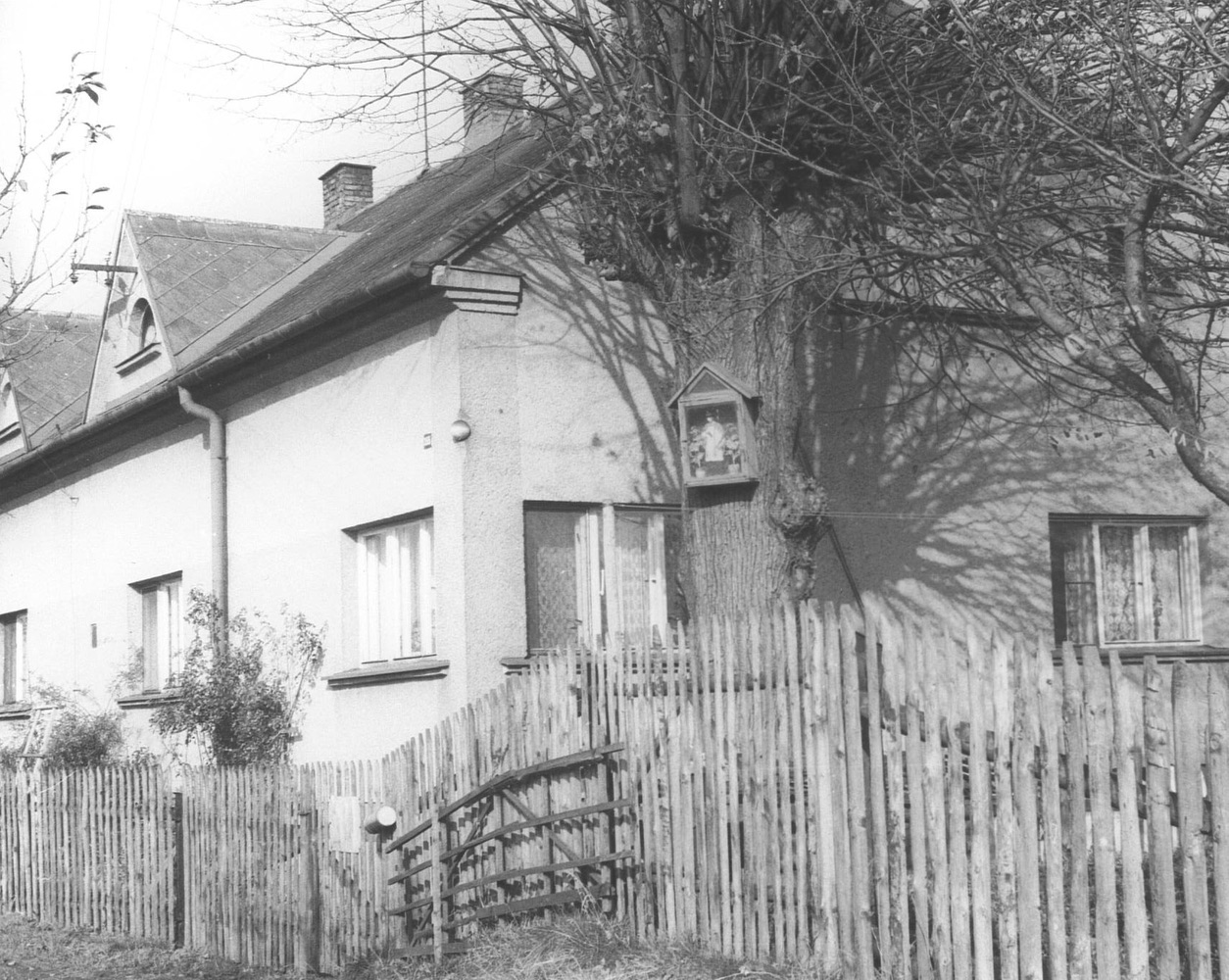 Dům čp. 354 (levá část), 355 (pravá část): poslední obyvatelé: Ciupa Josef, Ciupa Jan. (Fotografie poskytla p. Zatloukalová (roz.Ciupová), s přispěním p. Roberta Rottera)